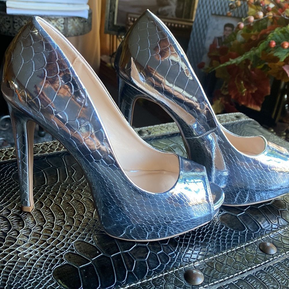 Silver Snakeskin Heels 👠 Sz 7 womans - Picture 2 of 4